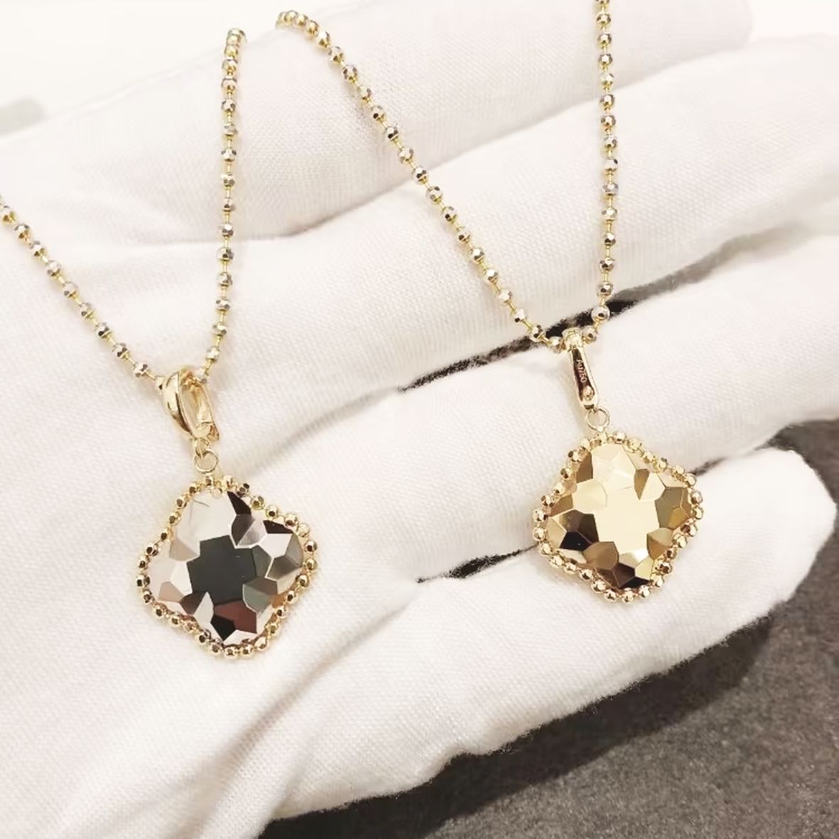 Diamond-Cut Clover Pendant with Bead - 18K Gold